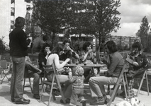 600157 Afbeelding van enkele bewoners van de experimentele flats in Overvecht te Utrecht aan de koffie tijdens het ...
